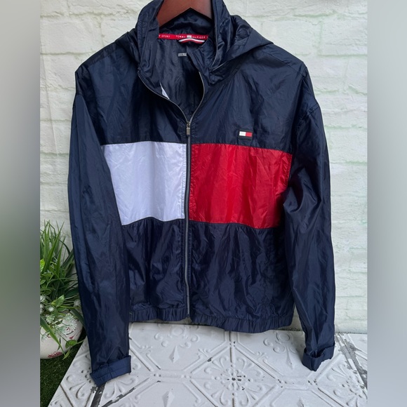 Tommy Hilfiger wind breaker with an optional hood that pulls out of the collar M - Picture 5 of 5